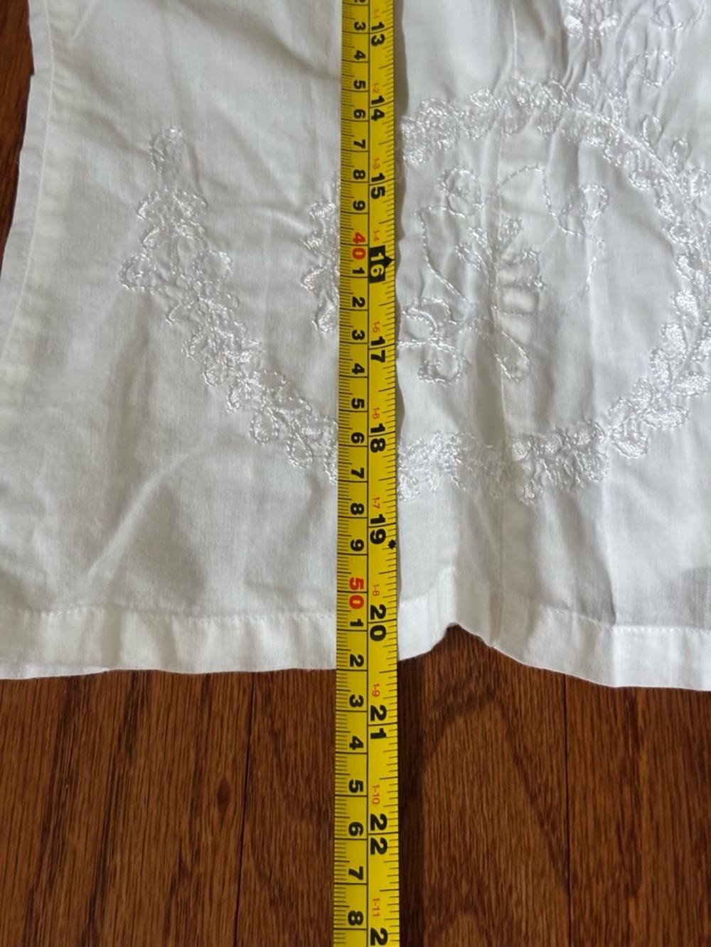 B. Moss White Sleeveless Embroidered Button-Up Blouse - Picture 7 of 11